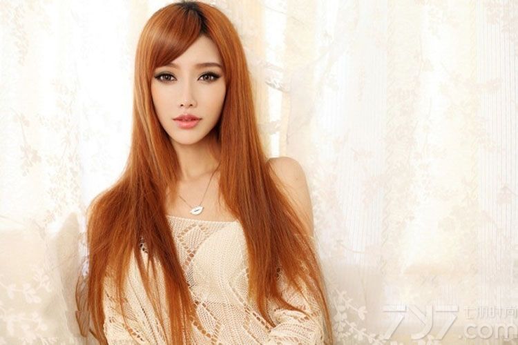 金发美女的性感迷人诱惑，展示了另外一种极致的诱惑魅力，白皙的肌肤在金发的衬托下显得更为诱人。完美的性感身姿以及穿着若隐若现的性感比基尼，释放出致命气息，性感长腿的诱惑更让人无法抗拒。分享一组金发美女性感私房写真 ，看完美精致女神的致命诱惑。