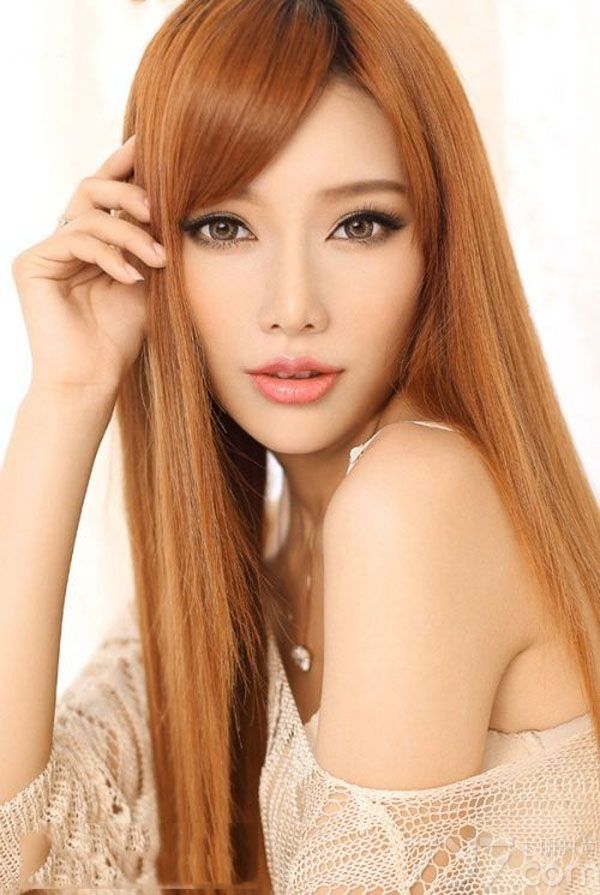 金发美女的性感迷人诱惑，展示了另外一种极致的诱惑魅力，白皙的肌肤在金发的衬托下显得更为诱人。完美的性感身姿以及穿着若隐若现的性感比基尼，释放出致命气息，性感长腿的诱惑更让人无法抗拒。分享一组金发美女性感私房写真 ，看完美精致女神的致命诱惑。