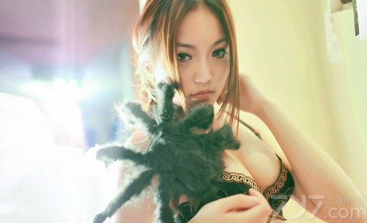 拥有傲人丰满身材的巨乳美女，穿着性感比基尼拍摄的图片，展示出极致的性感魅力，白皙肌肤以及完美脸蛋也让人无法忘怀，性感大长腿展示出如同模特一般的完美身材，分享一组巨乳美女性感内衣写真，看诱惑图片尽显极致魅力。