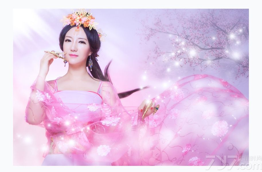 云想衣裳花想容, 春风拂槛露华浓。 若非群玉山头见, 会向瑶台月下逢。古装美女展现人体艺术图片和大家分享，镜头前的MM端庄优雅，用沉鱼落雁闭月羞花形容并不为过，下面一起来欣赏这组图片，如果MM们想要拍写真，可以参考一下。