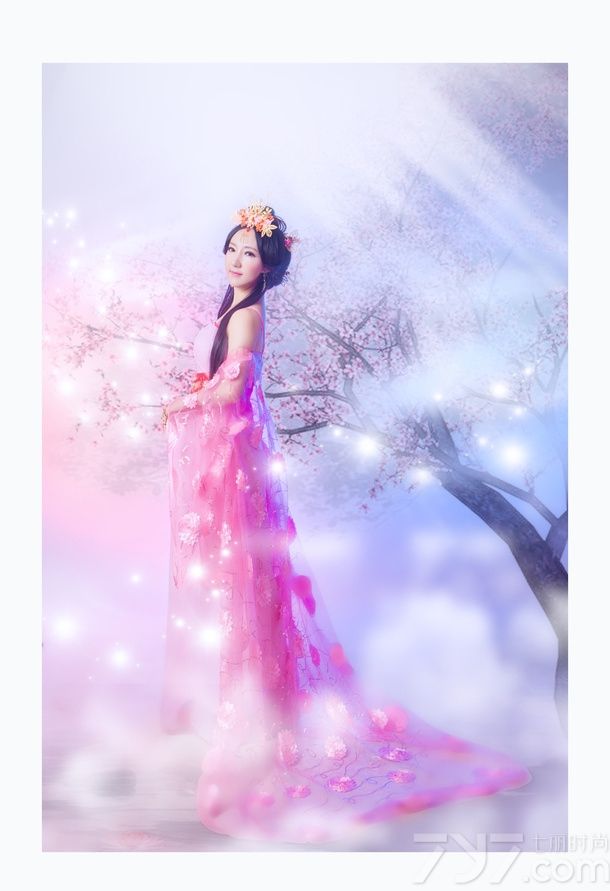 云想衣裳花想容, 春风拂槛露华浓。 若非群玉山头见, 会向瑶台月下逢。古装美女展现人体艺术图片和大家分享，镜头前的MM端庄优雅，用沉鱼落雁闭月羞花形容并不为过，下面一起来欣赏这组图片，如果MM们想要拍写真，可以参考一下。