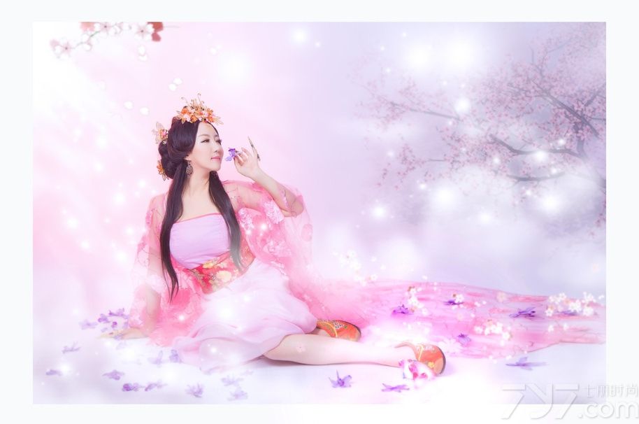 云想衣裳花想容, 春风拂槛露华浓。 若非群玉山头见, 会向瑶台月下逢。古装美女展现人体艺术图片和大家分享，镜头前的MM端庄优雅，用沉鱼落雁闭月羞花形容并不为过，下面一起来欣赏这组图片，如果MM们想要拍写真，可以参考一下。