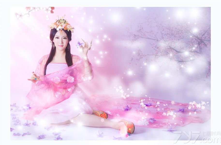 云想衣裳花想容, 春风拂槛露华浓。 若非群玉山头见, 会向瑶台月下逢。古装美女展现人体艺术图片和大家分享，镜头前的MM端庄优雅，用沉鱼落雁闭月羞花形容并不为过，下面一起来欣赏这组图片，如果MM们想要拍写真，可以参考一下。