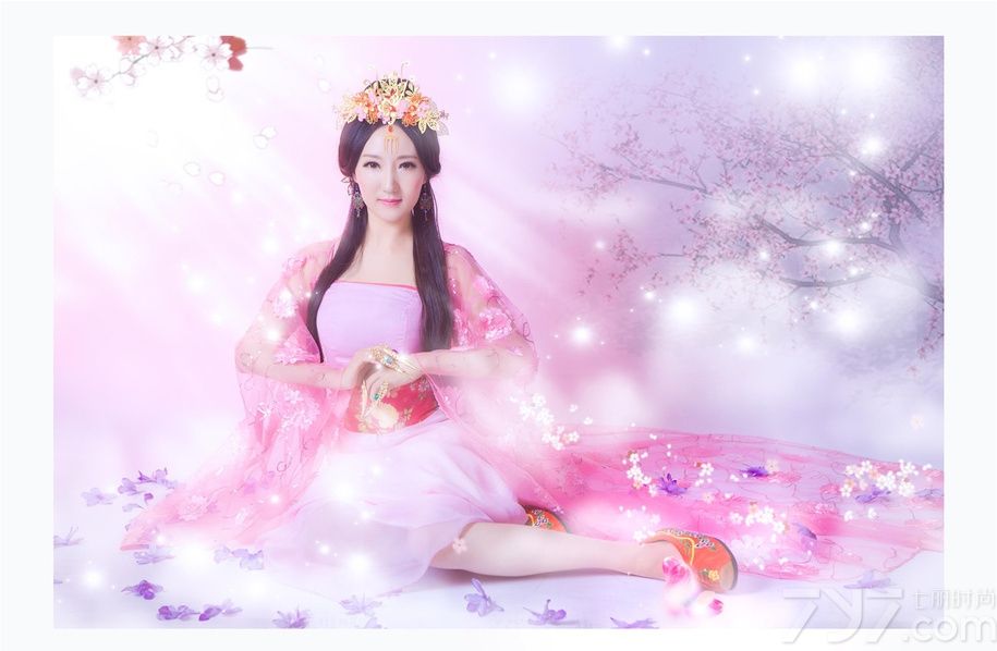 云想衣裳花想容, 春风拂槛露华浓。 若非群玉山头见, 会向瑶台月下逢。古装美女展现人体艺术图片和大家分享，镜头前的MM端庄优雅，用沉鱼落雁闭月羞花形容并不为过，下面一起来欣赏这组图片，如果MM们想要拍写真，可以参考一下。