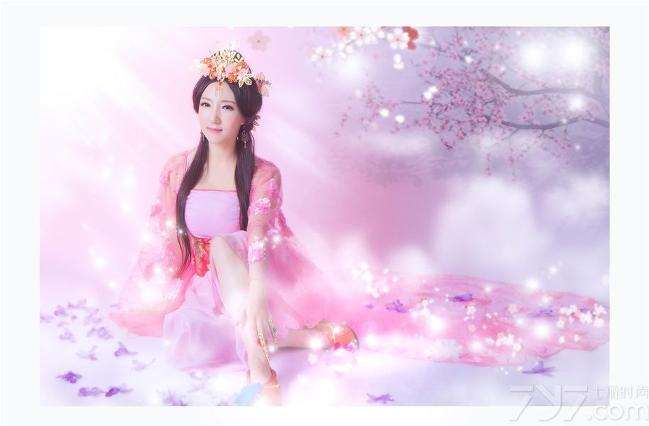 云想衣裳花想容, 春风拂槛露华浓。 若非群玉山头见, 会向瑶台月下逢。古装美女展现人体艺术图片和大家分享，镜头前的MM端庄优雅，用沉鱼落雁闭月羞花形容并不为过，下面一起来欣赏这组图片，如果MM们想要拍写真，可以参考一下。