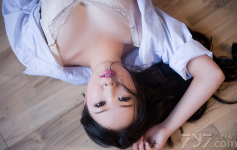 充满了勾魂魅力的性感美女，穿着性感比基尼在室内拍摄出来的写真，让人无法不去关注，一张精致的面容加上慵懒妩媚的表情，尽情的释放了让人惊艳的妩媚动人，分享一组惊艳美女性感私房写真图片，勾人心魂的妩媚动人太致命。