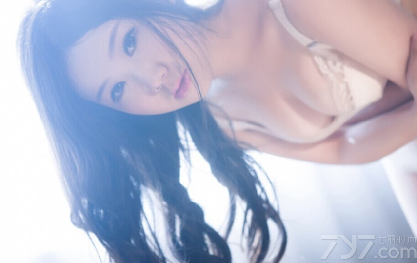 充满了勾魂魅力的性感美女，穿着性感比基尼在室内拍摄出来的写真，让人无法不去关注，一张精致的面容加上慵懒妩媚的表情，尽情的释放了让人惊艳的妩媚动人，分享一组惊艳美女性感私房写真图片，勾人心魂的妩媚动人太致命。