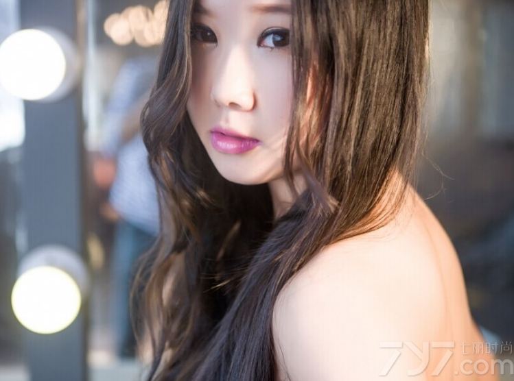 充满了勾魂魅力的性感美女，穿着性感比基尼在室内拍摄出来的写真，让人无法不去关注，一张精致的面容加上慵懒妩媚的表情，尽情的释放了让人惊艳的妩媚动人，分享一组惊艳美女性感私房写真图片，勾人心魂的妩媚动人太致命。