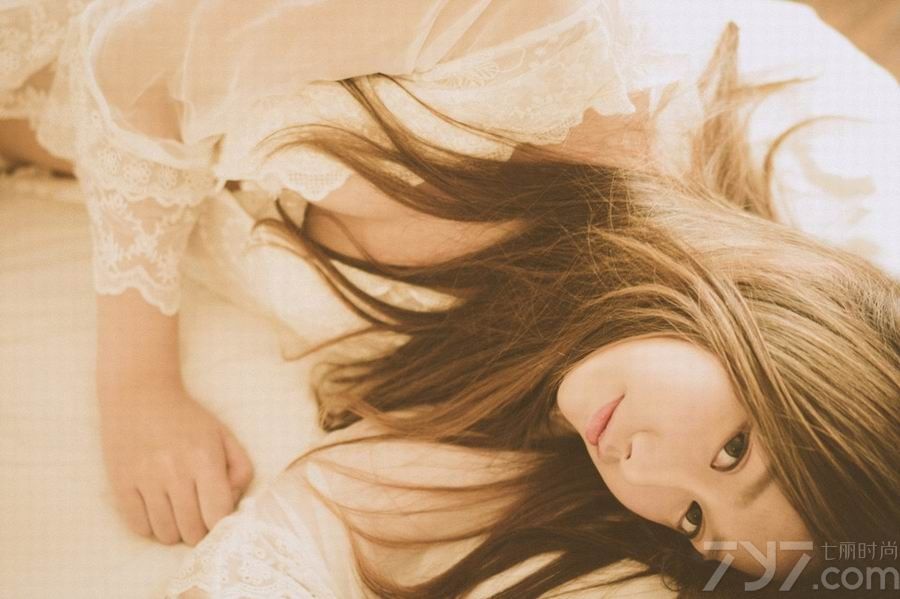 薄纱内衣轻轻的贴在MM肌肤上，让无数男人羡慕不已，即使没有傲人的胸围，动人的魅影也让人散心悦目。小清新校花在闺房中小憩，温暖的冬日阳光洒进窗内感觉暖洋洋的。下面一起来看看平胸校花美女性感私房照图片，光线中的迷人魅影让人难以割舍。