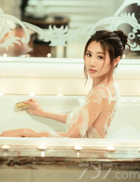 氧气美女的性感写真图片，有一种让人充满了活力的氧气魅力，不过依旧无法抵挡住性感身姿的诱惑，加上穿着性感白色比基尼，将另类的性感妖娆完美师范，下面一起来看欣赏看看吧，看氧气美女性感艺术写真，傲人美胸图片撩动众人心扉。