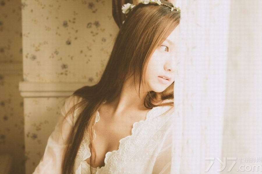 薄纱内衣轻轻的贴在MM肌肤上，让无数男人羡慕不已，即使没有傲人的胸围，动人的魅影也让人散心悦目。小清新校花在闺房中小憩，温暖的冬日阳光洒进窗内感觉暖洋洋的。下面一起来看看平胸校花美女性感私房照图片，光线中的迷人魅影让人难以割舍。