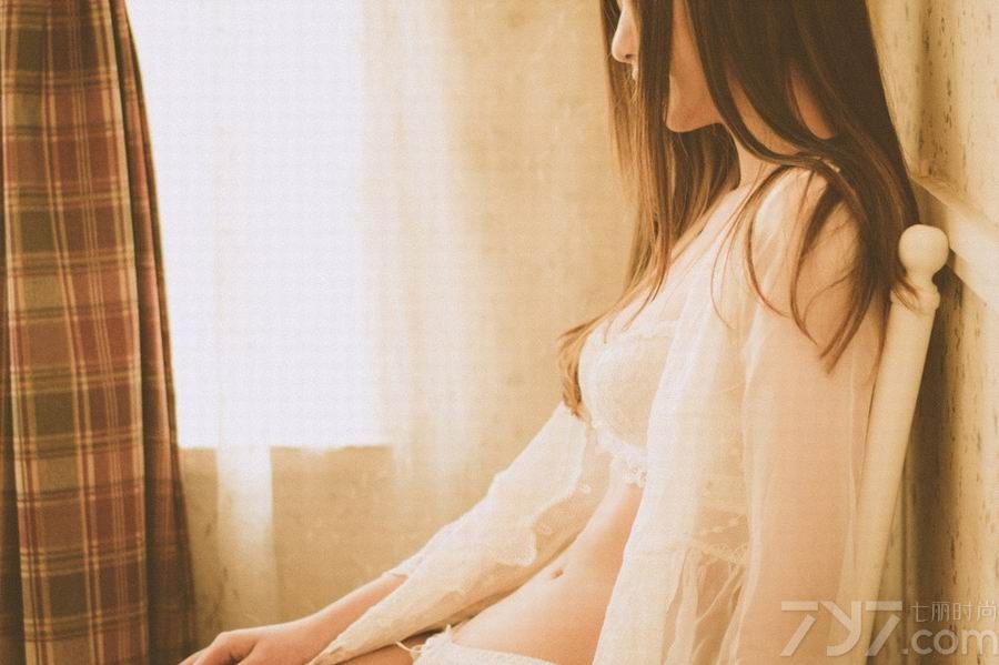 薄纱内衣轻轻的贴在MM肌肤上，让无数男人羡慕不已，即使没有傲人的胸围，动人的魅影也让人散心悦目。小清新校花在闺房中小憩，温暖的冬日阳光洒进窗内感觉暖洋洋的。下面一起来看看平胸校花美女性感私房照图片，光线中的迷人魅影让人难以割舍。