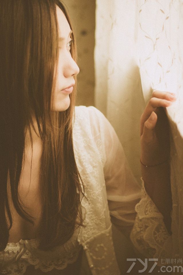 薄纱内衣轻轻的贴在MM肌肤上，让无数男人羡慕不已，即使没有傲人的胸围，动人的魅影也让人散心悦目。小清新校花在闺房中小憩，温暖的冬日阳光洒进窗内感觉暖洋洋的。下面一起来看看平胸校花美女性感私房照图片，光线中的迷人魅影让人难以割舍。