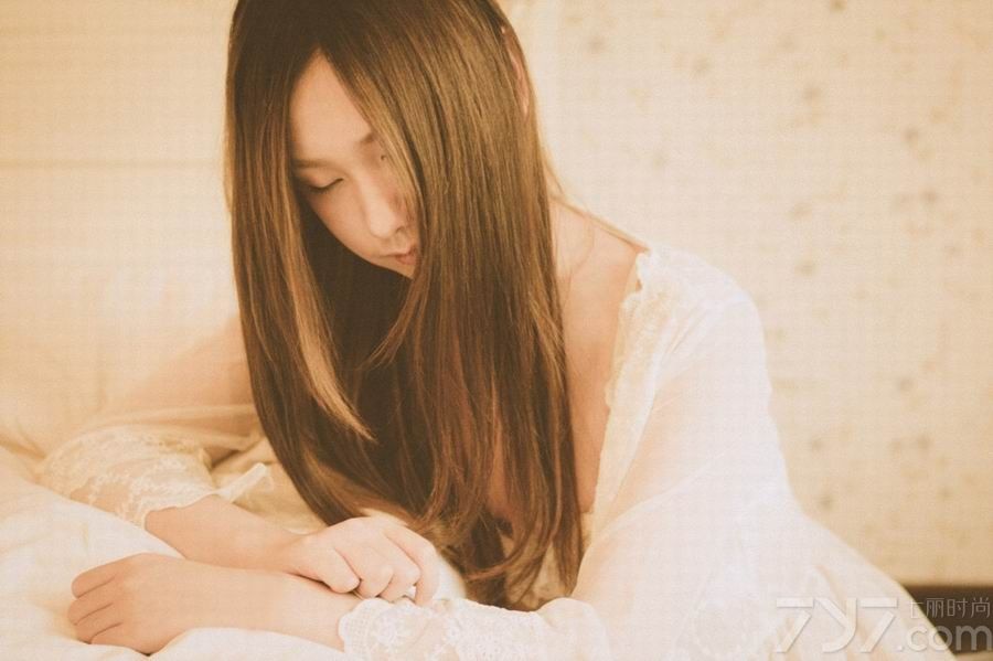 薄纱内衣轻轻的贴在MM肌肤上，让无数男人羡慕不已，即使没有傲人的胸围，动人的魅影也让人散心悦目。小清新校花在闺房中小憩，温暖的冬日阳光洒进窗内感觉暖洋洋的。下面一起来看看平胸校花美女性感私房照图片，光线中的迷人魅影让人难以割舍。