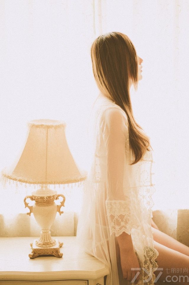 薄纱内衣轻轻的贴在MM肌肤上，让无数男人羡慕不已，即使没有傲人的胸围，动人的魅影也让人散心悦目。小清新校花在闺房中小憩，温暖的冬日阳光洒进窗内感觉暖洋洋的。下面一起来看看平胸校花美女性感私房照图片，光线中的迷人魅影让人难以割舍。