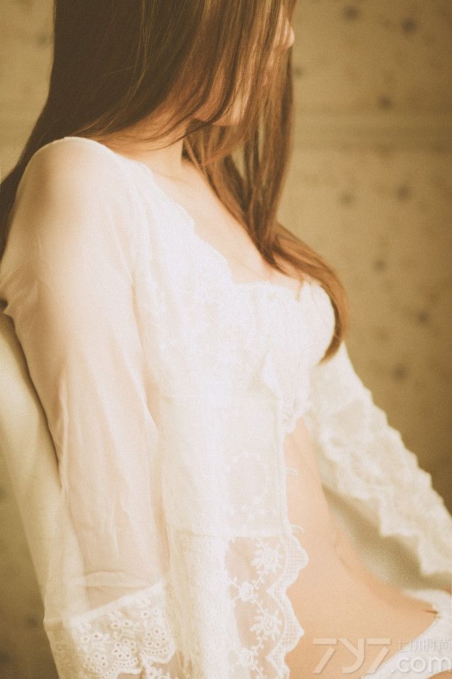 薄纱内衣轻轻的贴在MM肌肤上，让无数男人羡慕不已，即使没有傲人的胸围，动人的魅影也让人散心悦目。小清新校花在闺房中小憩，温暖的冬日阳光洒进窗内感觉暖洋洋的。下面一起来看看平胸校花美女性感私房照图片，光线中的迷人魅影让人难以割舍。