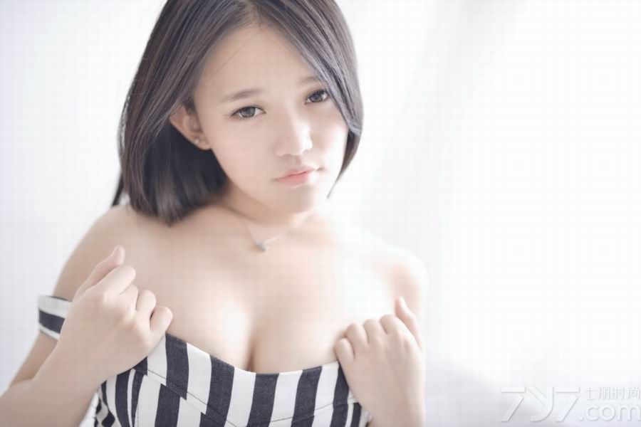 邻家小美女还未经世事，可爱稚嫩的面庞上满是羞涩的表情。身穿黑条纹短上衣大秀美乳，雪白的肌肤让人忍不住想去抚摸，下面一起来看看邻家小美女清凉性感写真图片，私密魅力翘臀引人遐想。