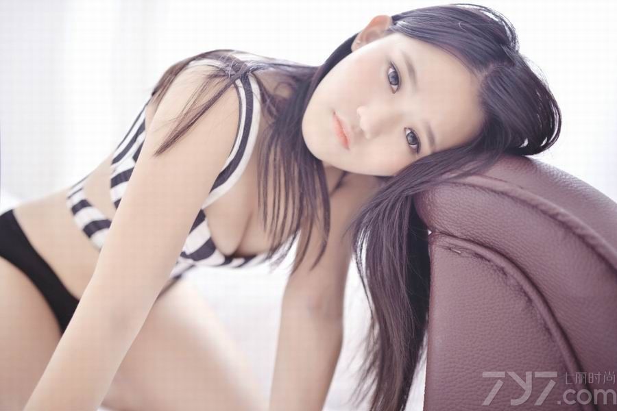 邻家小美女还未经世事，可爱稚嫩的面庞上满是羞涩的表情。身穿黑条纹短上衣大秀美乳，雪白的肌肤让人忍不住想去抚摸，下面一起来看看邻家小美女清凉性感写真图片，私密魅力翘臀引人遐想。