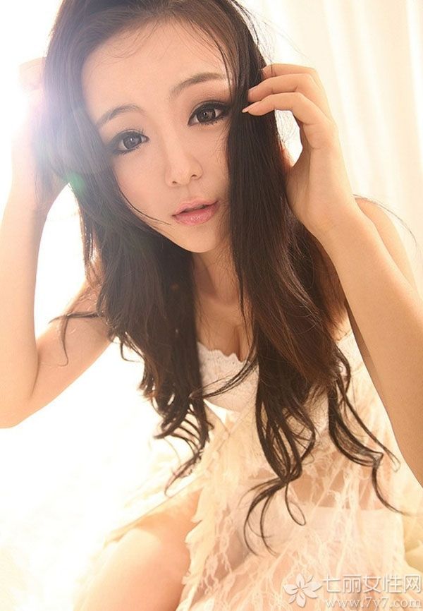 软萌甜的妹子拍摄出来的性感写真，更多了一些娇俏可人的气息，特别是穿着稍显透视的性感睡衣，更是致命的焦点。而这组刚好由萌妹子来诠释的性感私房写真，充分的展现出少女的清纯与性感魅力。下面一起来看看魅惑美女的诱人美胸图片，萌妹子的性感睡衣私房写真，绝对引爆眼球。