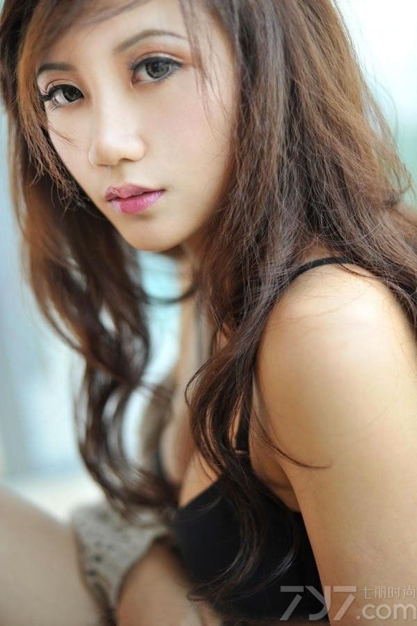 拥有完美身材的妖娆美女，不光是身材很有诱惑力，一个表情一个动作也充满了致命气息，这组由性感美女在室内拍摄出来的性感画面，就充分的展现了诱人气息，穿着黑色比基尼，妩媚慵懒的动作都是那么的有魅力，分享一组妖娆美女私房性感写真 ，看妩媚慵懒图片释放诱惑气息。