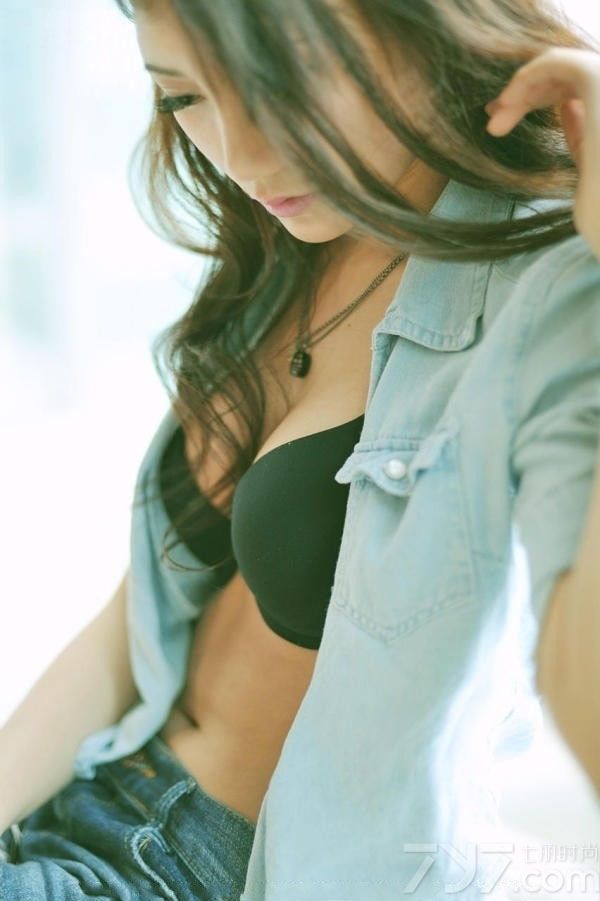 拥有完美身材的妖娆美女，不光是身材很有诱惑力，一个表情一个动作也充满了致命气息，这组由性感美女在室内拍摄出来的性感画面，就充分的展现了诱人气息，穿着黑色比基尼，妩媚慵懒的动作都是那么的有魅力，分享一组妖娆美女私房性感写真 ，看妩媚慵懒图片释放诱惑气息。