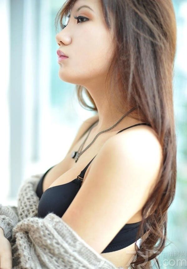 拥有完美身材的妖娆美女，不光是身材很有诱惑力，一个表情一个动作也充满了致命气息，这组由性感美女在室内拍摄出来的性感画面，就充分的展现了诱人气息，穿着黑色比基尼，妩媚慵懒的动作都是那么的有魅力，分享一组妖娆美女私房性感写真 ，看妩媚慵懒图片释放诱惑气息。