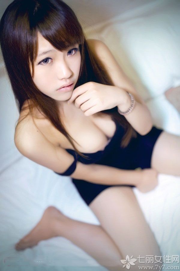 拥有完美诱人身材的性感美女，在展示性感傲人身材的同时，用黑色吊带背心裙演绎欲拒还迎的性感诱人魅力，白皙肌肤以及性感长腿更让宅男们无法抗拒，分享一组艳丽美女性感诱人写真图片 半露巨乳展示撩人诱惑魅力。