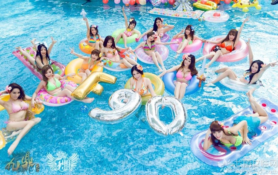 f90美女天团是由百度游戏打造的90后美胸美女团体，18岁陈思琪拥有g杯的傲人罩杯。她有着四分之一的俄国血统，是广告模特新宠，身高172，体重48kg，三围：96、61、94。下面一起来看看f90美女天团泳池性感图片，嫩模陈思琪傲人罩杯卖肉照。