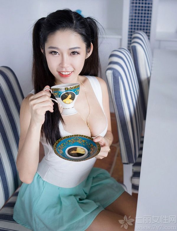 大胸美女的丰满迷人双峰总是能轻易的让无数男人着迷，下面为大家收集了各种超性感大胸美女写真图片，她们皮肤白皙，身穿比基尼或吊带内衣等，乳此的胸涌澎湃宅男们还在等什么，赶紧来欣赏吧！