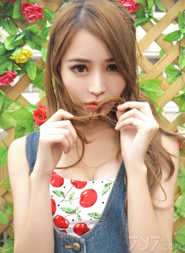 童颜美少女的性感写真图片，更多了一些美少女的甜美气息，完美精致的脸蛋，加上性感傲人的身材，处处都散发出一种诱人气息，丰满美胸更是致命的焦点，分享一组童颜美少女性感写真图片，傲人巨乳尽显致命诱惑。