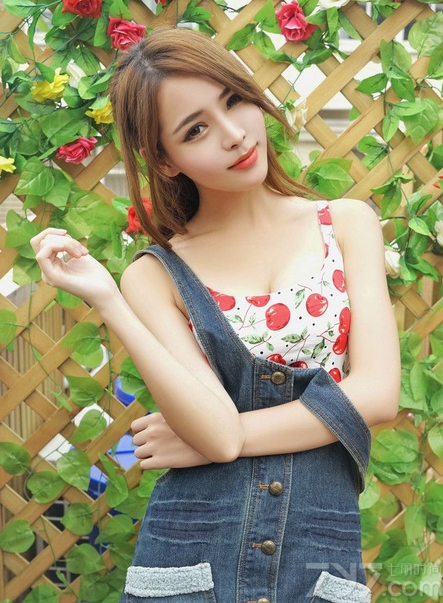 童颜美少女的性感写真图片，更多了一些美少女的甜美气息，完美精致的脸蛋，加上性感傲人的身材，处处都散发出一种诱人气息，丰满美胸更是致命的焦点，分享一组童颜美少女性感写真图片，傲人巨乳尽显致命诱惑。