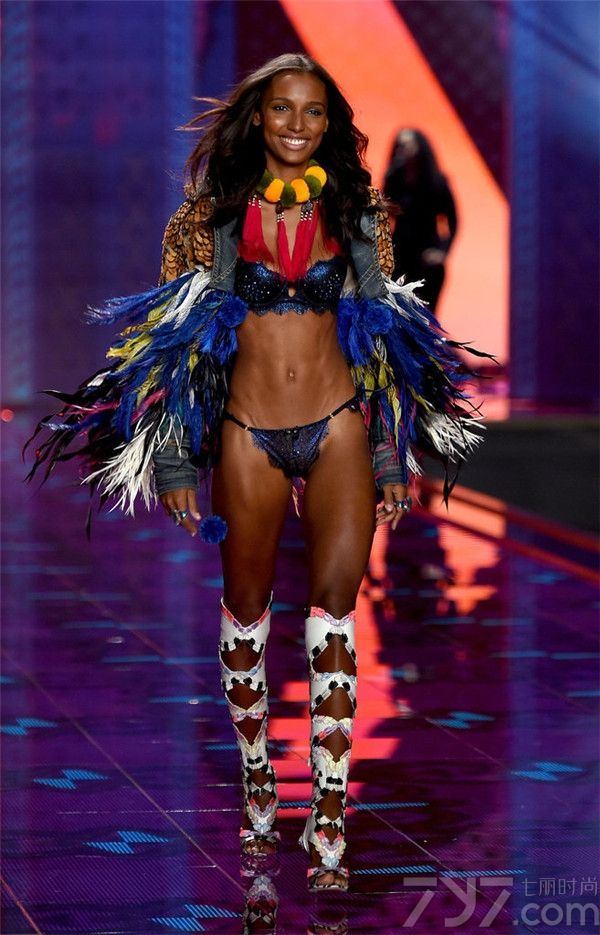 2014维多利亚的秘密内衣秀于12月2日在英国伦敦盛大举行，内衣SHOW上，48位维密天使身穿各色性感内衣，大秀性感长腿和美胸，内衣衬托超模们性感身姿更显热辣！