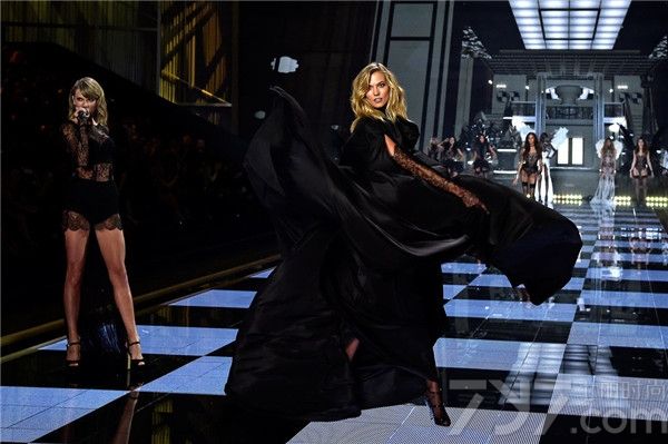 2014维多利亚的秘密内衣秀于12月2日在英国伦敦盛大举行，内衣SHOW上，48位维密天使身穿各色性感内衣，大秀性感长腿和美胸，内衣衬托超模们性感身姿更显热辣！