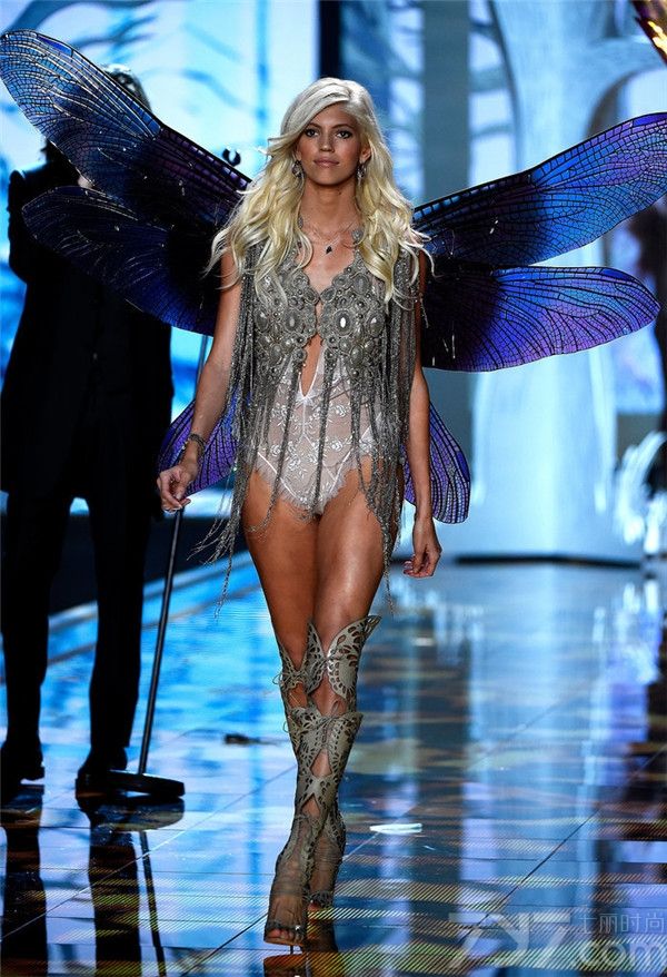 2014维多利亚的秘密内衣秀于12月2日在英国伦敦盛大举行，内衣SHOW上，48位维密天使身穿各色性感内衣，大秀性感长腿和美胸，内衣衬托超模们性感身姿更显热辣！