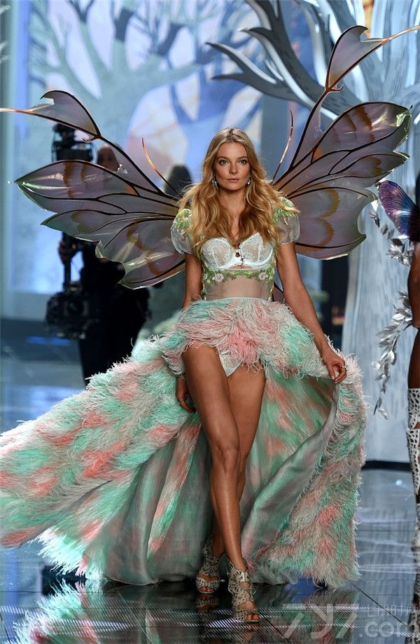 2014维多利亚的秘密内衣秀于12月2日在英国伦敦盛大举行，内衣SHOW上，48位维密天使身穿各色性感内衣，大秀性感长腿和美胸，内衣衬托超模们性感身姿更显热辣！