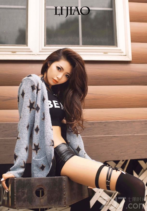 天气冷了，你的心是否也跟着冰冷冰冷的呢？别急，今天为大家分享一组超级火辣性感的模特美女写真，性感的厚唇卷发，身穿白色短吊带+牛仔短裤，丰胸翘臀露出十足的女王气场，豪放狂野绝对能让寒冷的你立刻心血澎湃哟！