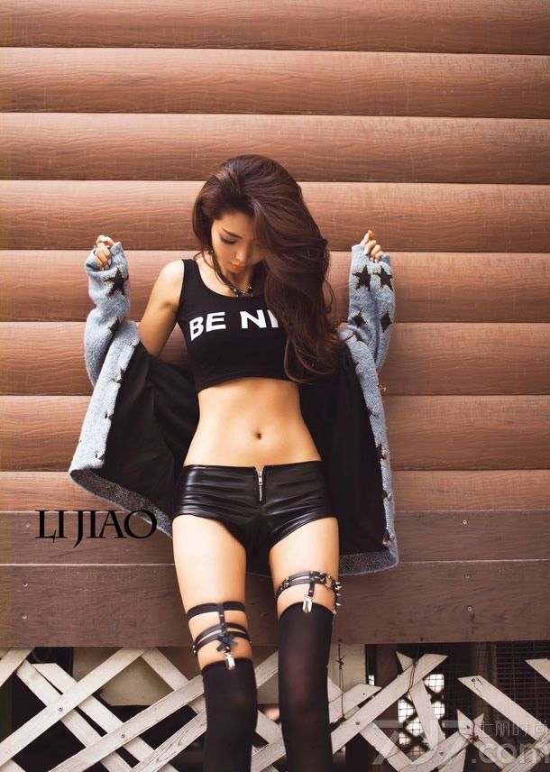 天气冷了，你的心是否也跟着冰冷冰冷的呢？别急，今天为大家分享一组超级火辣性感的模特美女写真，性感的厚唇卷发，身穿白色短吊带+牛仔短裤，丰胸翘臀露出十足的女王气场，豪放狂野绝对能让寒冷的你立刻心血澎湃哟！