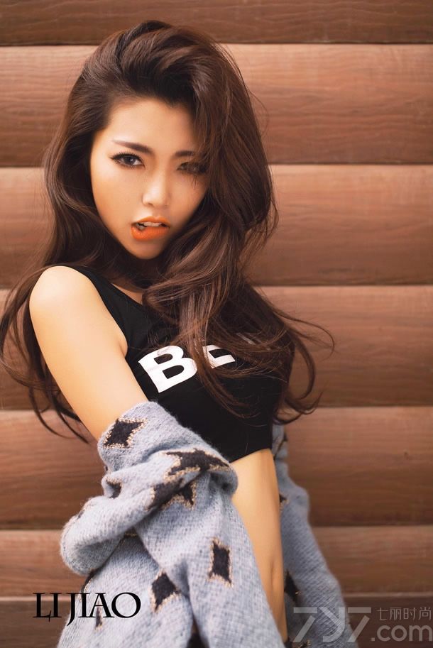 天气冷了，你的心是否也跟着冰冷冰冷的呢？别急，今天为大家分享一组超级火辣性感的模特美女写真，性感的厚唇卷发，身穿白色短吊带+牛仔短裤，丰胸翘臀露出十足的女王气场，豪放狂野绝对能让寒冷的你立刻心血澎湃哟！