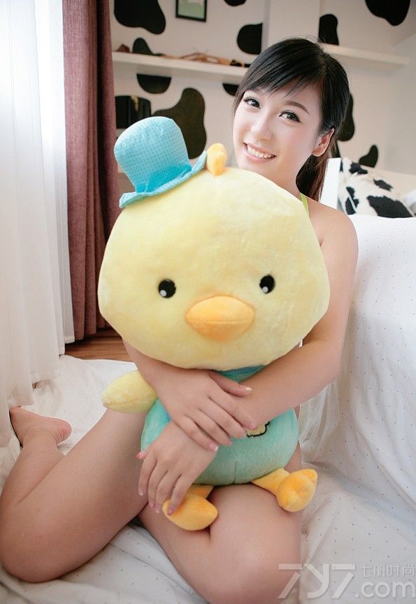 泳池中MM穿着性感比基尼，既能展现性感好身材，同时又突出了性感妖娆魅力，而这组性感美女穿着黄色比基尼内衣释放出来的性感迷人，让人无法抗拒，性感身姿以及傲人美胸都引爆眼球，撩人的诱惑太令人窒息。分享一组俏皮美女性感比基尼写真，傲人美胸图片充满撩人诱惑。