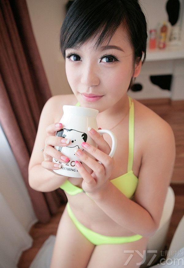 泳池中MM穿着性感比基尼，既能展现性感好身材，同时又突出了性感妖娆魅力，而这组性感美女穿着黄色比基尼内衣释放出来的性感迷人，让人无法抗拒，性感身姿以及傲人美胸都引爆眼球，撩人的诱惑太令人窒息。分享一组俏皮美女性感比基尼写真，傲人美胸图片充满撩人诱惑。