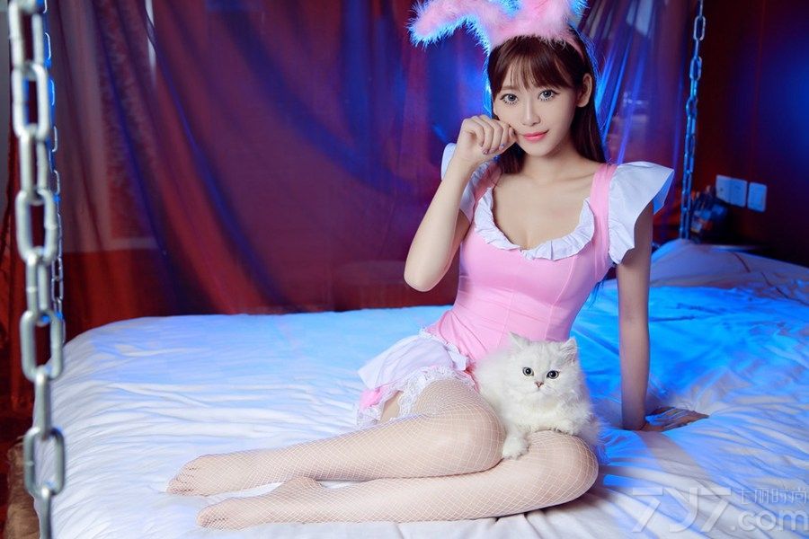 兔女郎一直在宅男心中占据着重要的位置，下面为大家分享深夜兔女郎性感私房写真图片，一身粉红可爱兔女郎装，配上白色的网状丝袜，再加上迷离的眼神，透露出小美女雅美内心的孤独寂寞，可爱又不失性感。