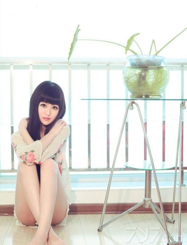 拥有一头乌黑长发的美女给人都是清纯甜美，但这组私房内妖娆美女的性感写真，穿着狂野黑色比基尼，不但有性感诱人，还能将清纯慵懒魅力结合一起，加上傲人的性感美胸，诱惑更让人无法抗拒。想知道她们的魅力到底有多诱人，下面一起来看看妖娆美女曼妙性感写真 ，在私房内的诱人美胸图片，实在令人窒息。