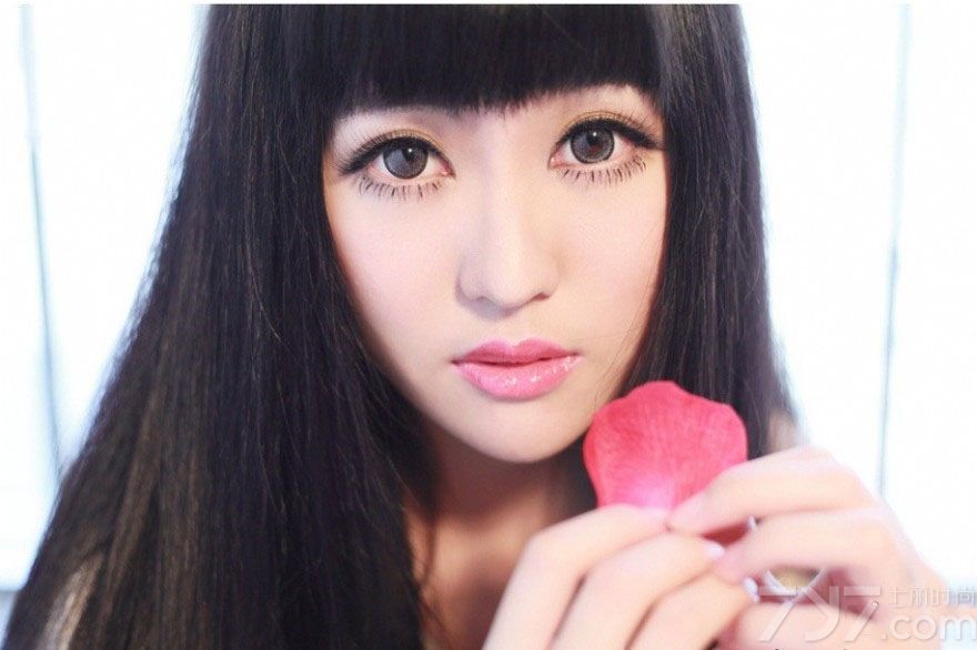 拥有一头乌黑长发的美女给人都是清纯甜美，但这组私房内妖娆美女的性感写真，穿着狂野黑色比基尼，不但有性感诱人，还能将清纯慵懒魅力结合一起，加上傲人的性感美胸，诱惑更让人无法抗拒。想知道她们的魅力到底有多诱人，下面一起来看看妖娆美女曼妙性感写真 ，在私房内的诱人美胸图片，实在令人窒息。