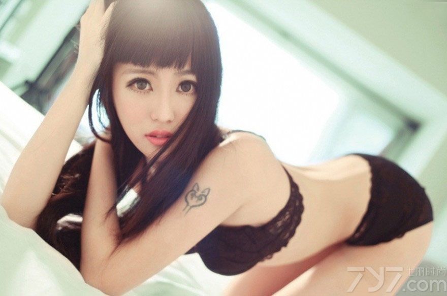 拥有一头乌黑长发的美女给人都是清纯甜美，但这组私房内妖娆美女的性感写真，穿着狂野黑色比基尼，不但有性感诱人，还能将清纯慵懒魅力结合一起，加上傲人的性感美胸，诱惑更让人无法抗拒。想知道她们的魅力到底有多诱人，下面一起来看看妖娆美女曼妙性感写真 ，在私房内的诱人美胸图片，实在令人窒息。