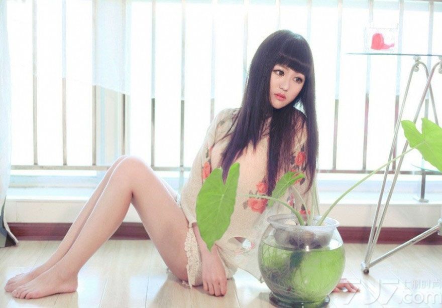 拥有一头乌黑长发的美女给人都是清纯甜美，但这组私房内妖娆美女的性感写真，穿着狂野黑色比基尼，不但有性感诱人，还能将清纯慵懒魅力结合一起，加上傲人的性感美胸，诱惑更让人无法抗拒。想知道她们的魅力到底有多诱人，下面一起来看看妖娆美女曼妙性感写真 ，在私房内的诱人美胸图片，实在令人窒息。