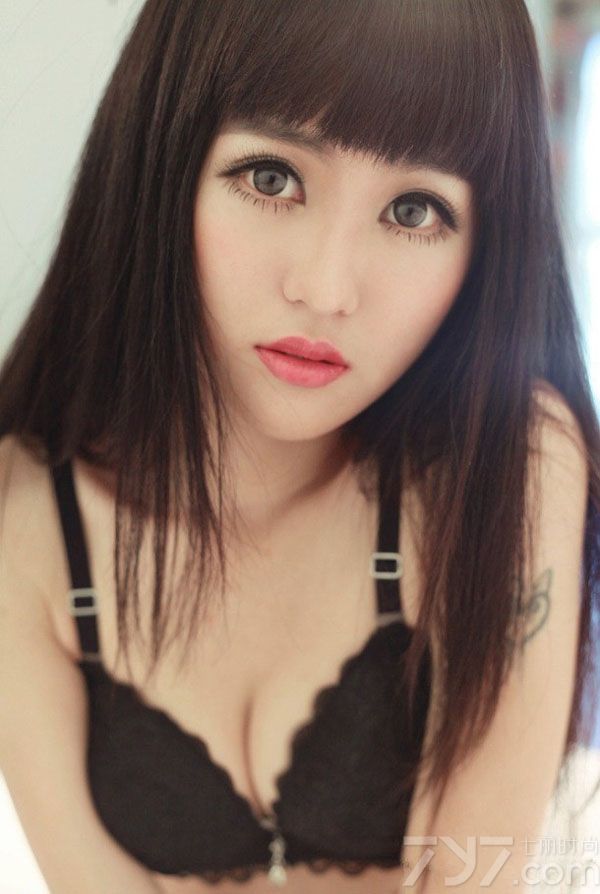 拥有一头乌黑长发的美女给人都是清纯甜美，但这组私房内妖娆美女的性感写真，穿着狂野黑色比基尼，不但有性感诱人，还能将清纯慵懒魅力结合一起，加上傲人的性感美胸，诱惑更让人无法抗拒。想知道她们的魅力到底有多诱人，下面一起来看看妖娆美女曼妙性感写真 ，在私房内的诱人美胸图片，实在令人窒息。