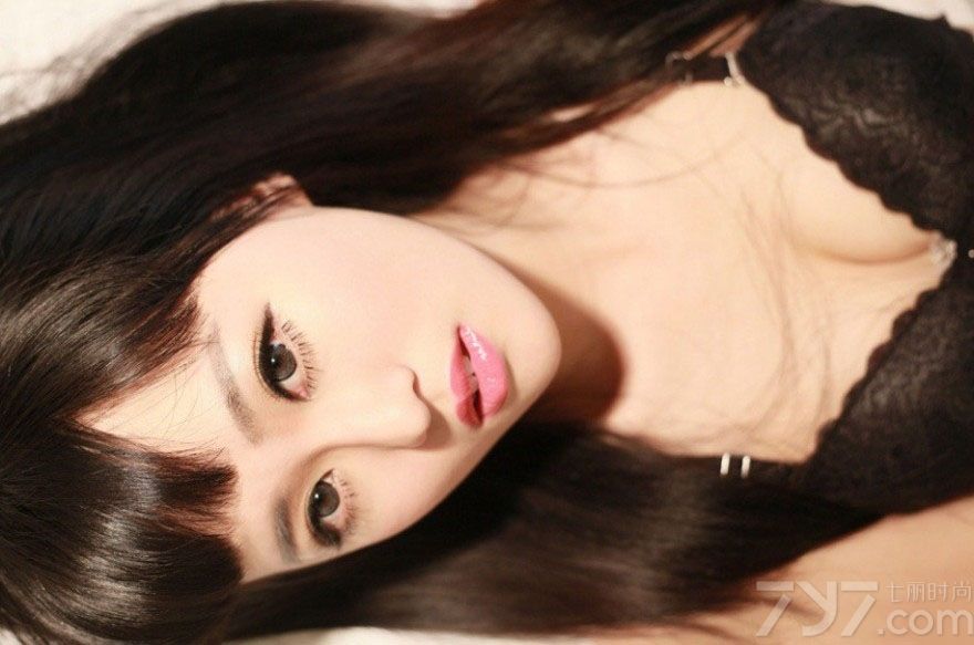 拥有一头乌黑长发的美女给人都是清纯甜美，但这组私房内妖娆美女的性感写真，穿着狂野黑色比基尼，不但有性感诱人，还能将清纯慵懒魅力结合一起，加上傲人的性感美胸，诱惑更让人无法抗拒。想知道她们的魅力到底有多诱人，下面一起来看看妖娆美女曼妙性感写真 ，在私房内的诱人美胸图片，实在令人窒息。