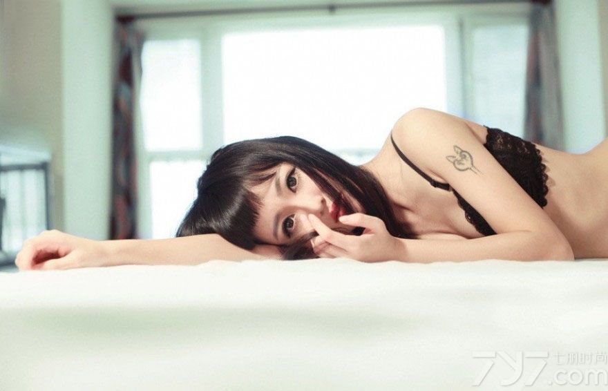 拥有一头乌黑长发的美女给人都是清纯甜美，但这组私房内妖娆美女的性感写真，穿着狂野黑色比基尼，不但有性感诱人，还能将清纯慵懒魅力结合一起，加上傲人的性感美胸，诱惑更让人无法抗拒。想知道她们的魅力到底有多诱人，下面一起来看看妖娆美女曼妙性感写真 ，在私房内的诱人美胸图片，实在令人窒息。