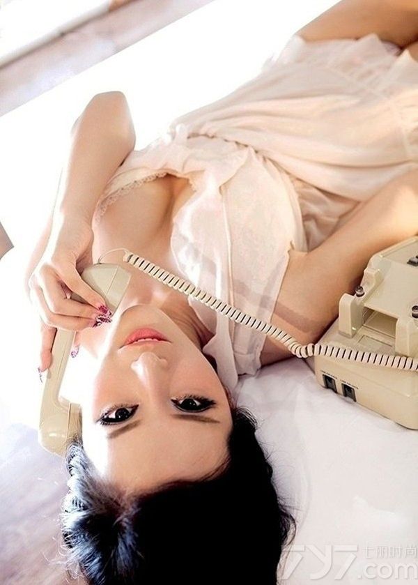 美胸少女室内床上写真图片，将性感妖娆身姿完美展现，特别是穿白色略显透视的睡衣，傲人的事业线呼之欲出，白皙肌肤以及性感长腿则是引爆眼球，让人无法抗拒的性感魅力太有致命力。分享一组美胸少女性感写真图片，电话情缘展示傲人事业线诱惑。