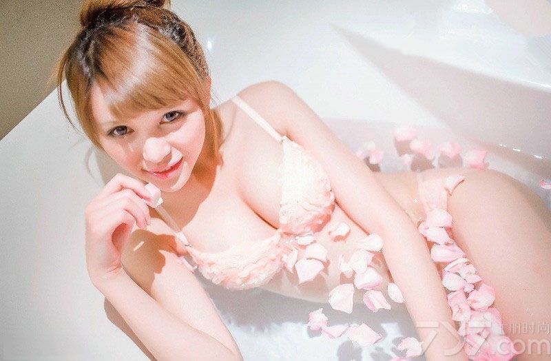 这组绝色美女性感湿身写真图片，在浴缸内穿着白色比基尼，湿身浸透的性感诱人画面让人无法抗拒，白皙肌肤以及傲人美胸引爆眼球，性感长腿的魅力更是让宅男们心动不已，分享一组绝色美女性感湿身写真，丰满诱人美胸图片太令人着迷。